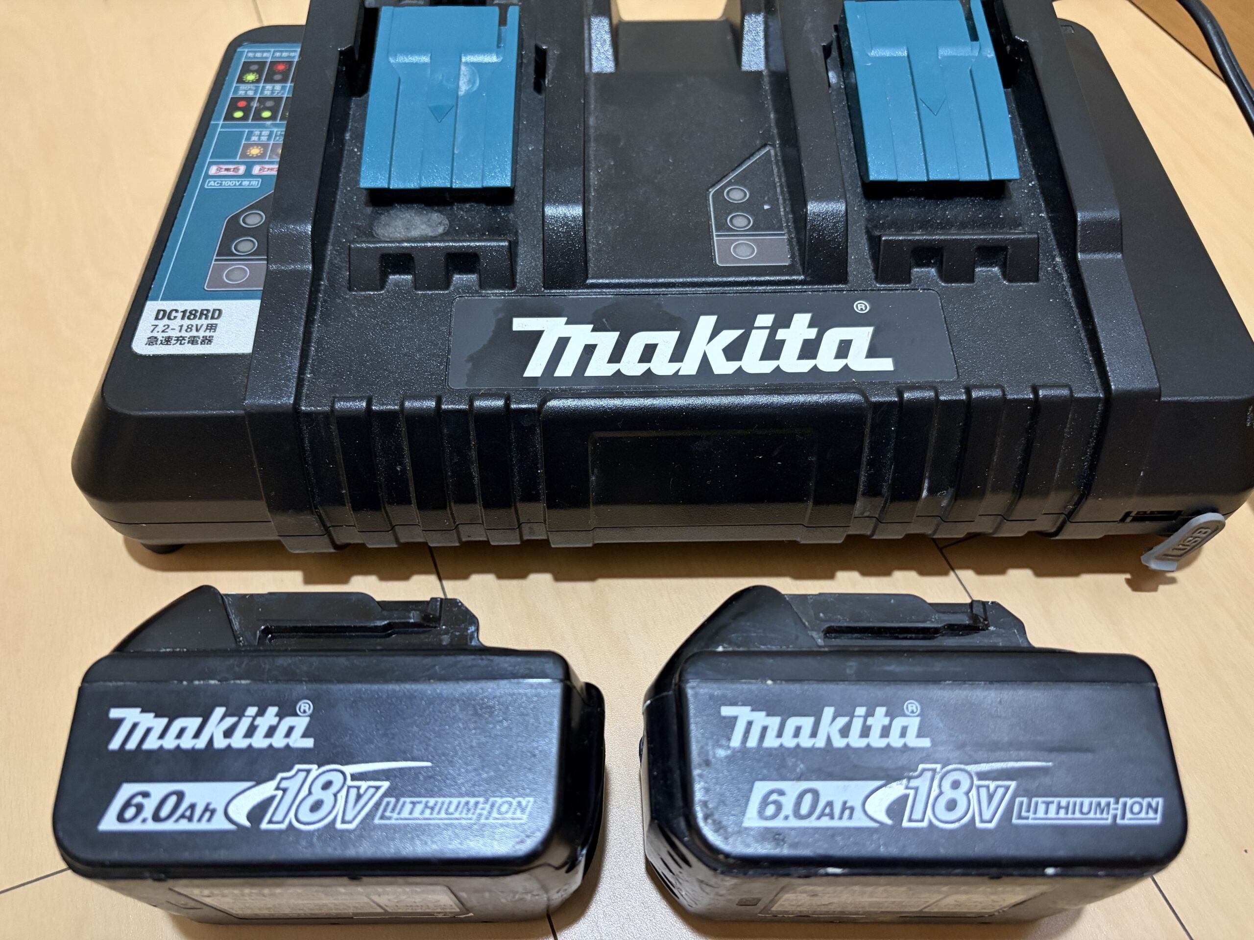 マキタ純正DC18RD 2口急速充電器とBL1860B 6.0Ahバッテリー2個（みつ先生実機）